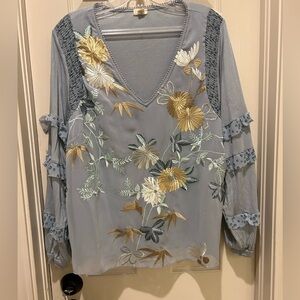 Tiny (Anthropologie) v neck embroidered peasant blouse with lace sleeves 1X